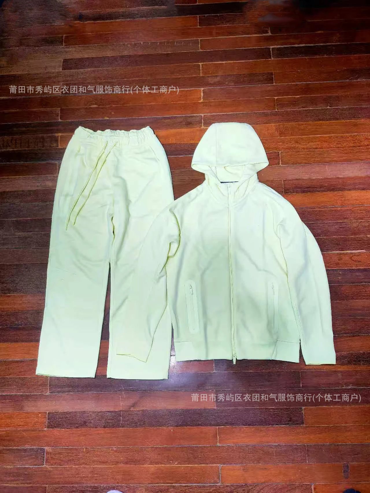 黄色