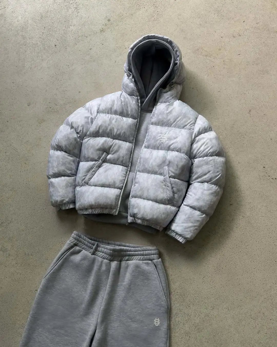 灰色logo棉服