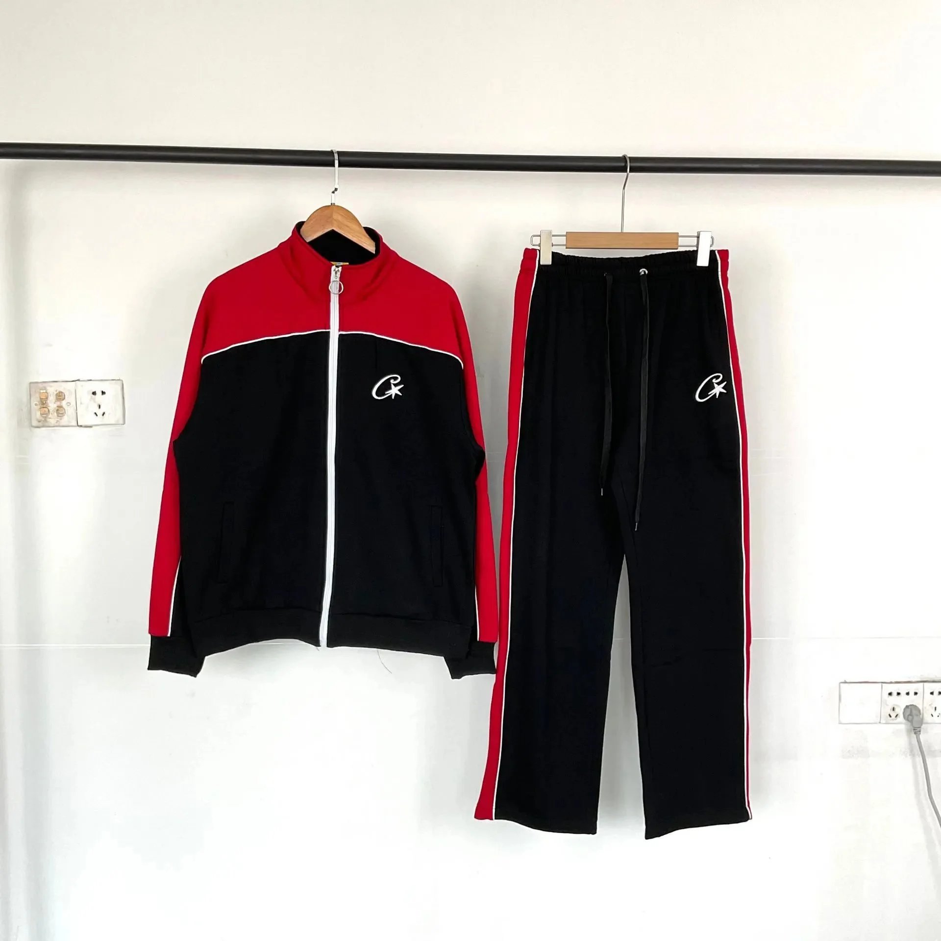 红拼黑上衣