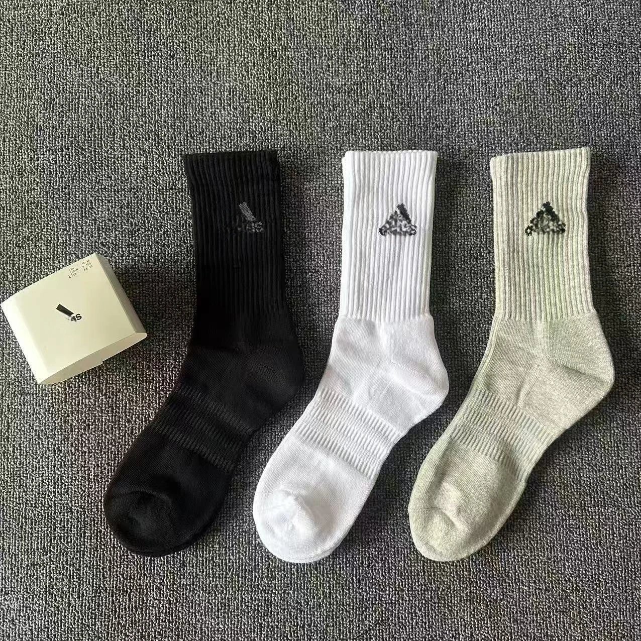 白黑灰一打三双