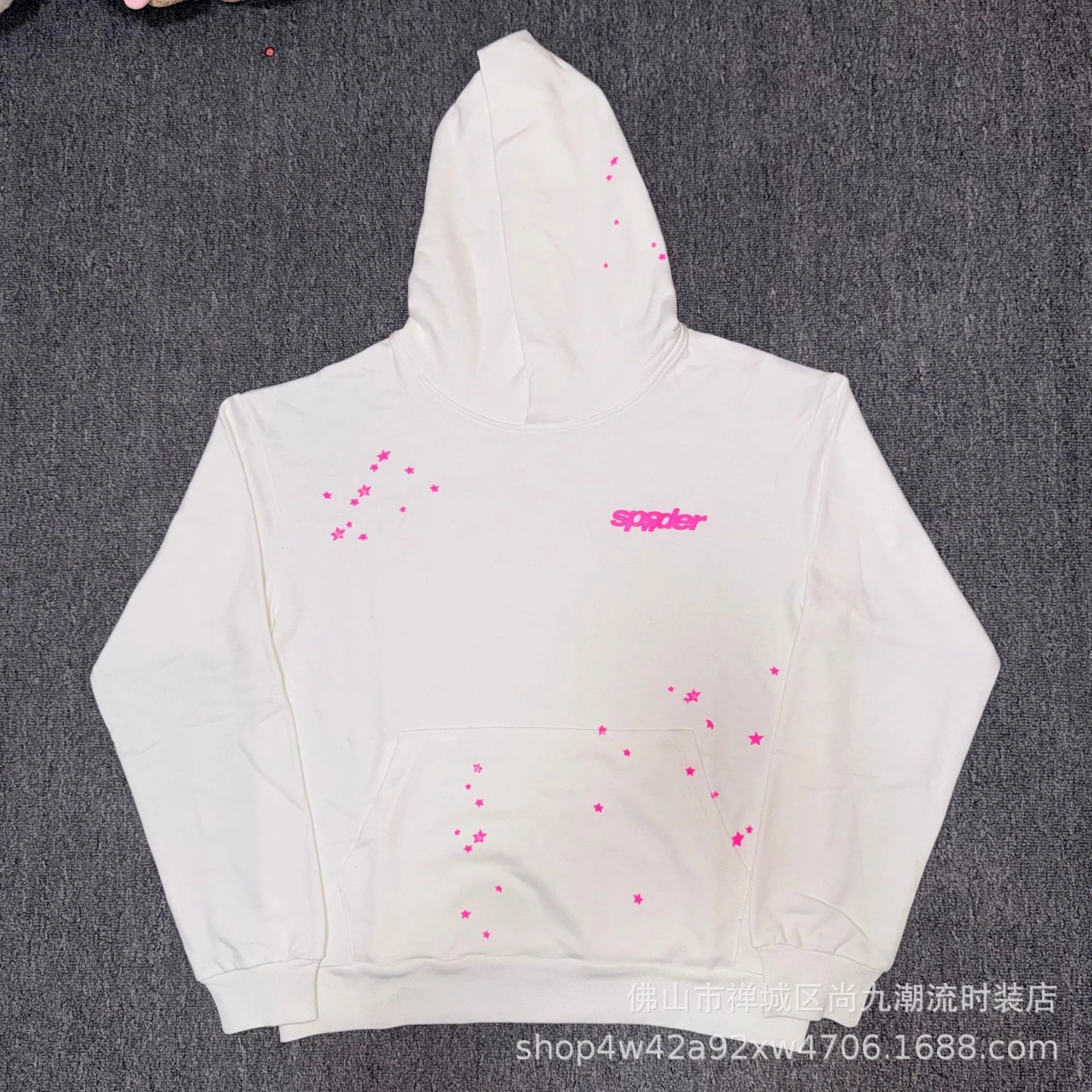白色连帽卫衣