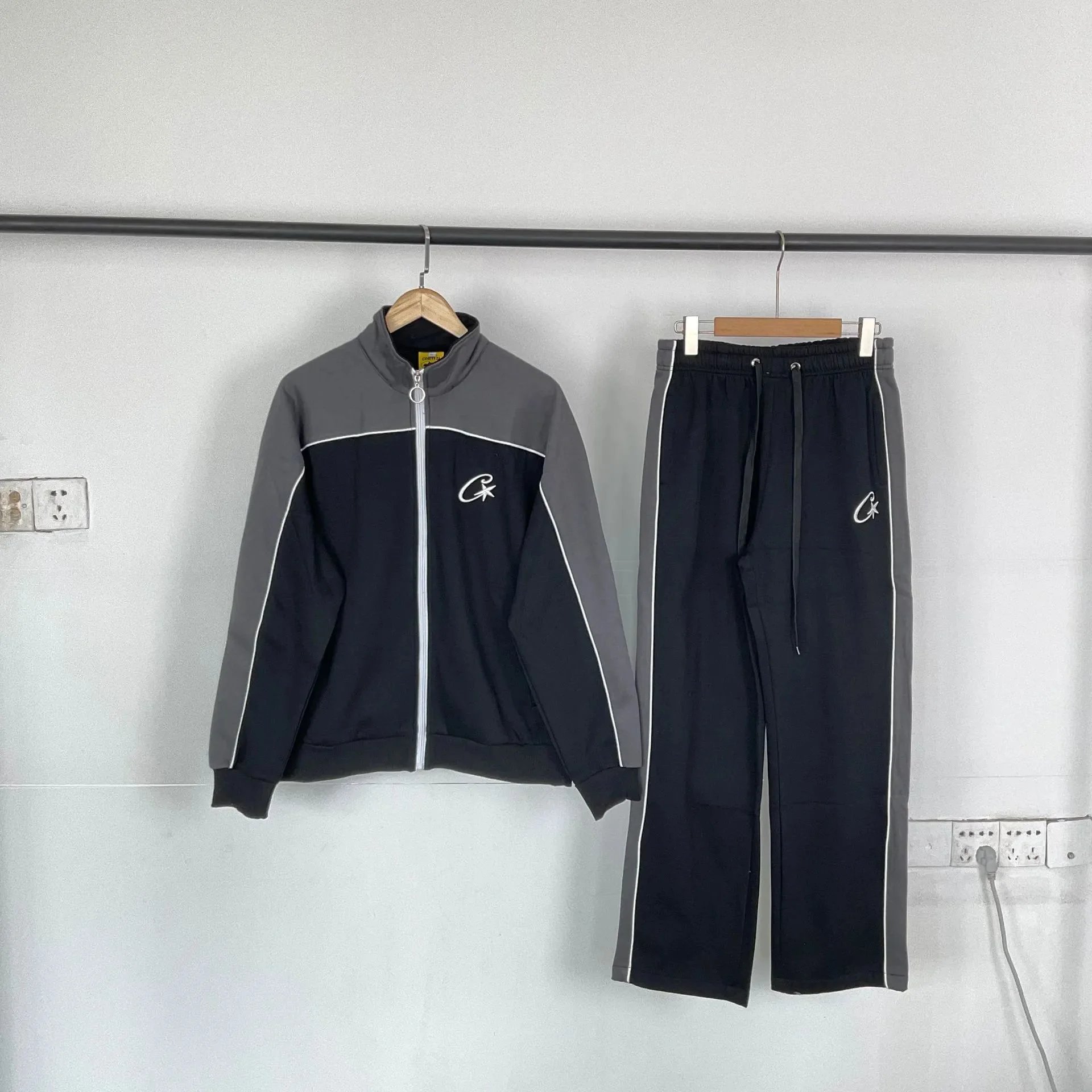 灰拼黑上衣