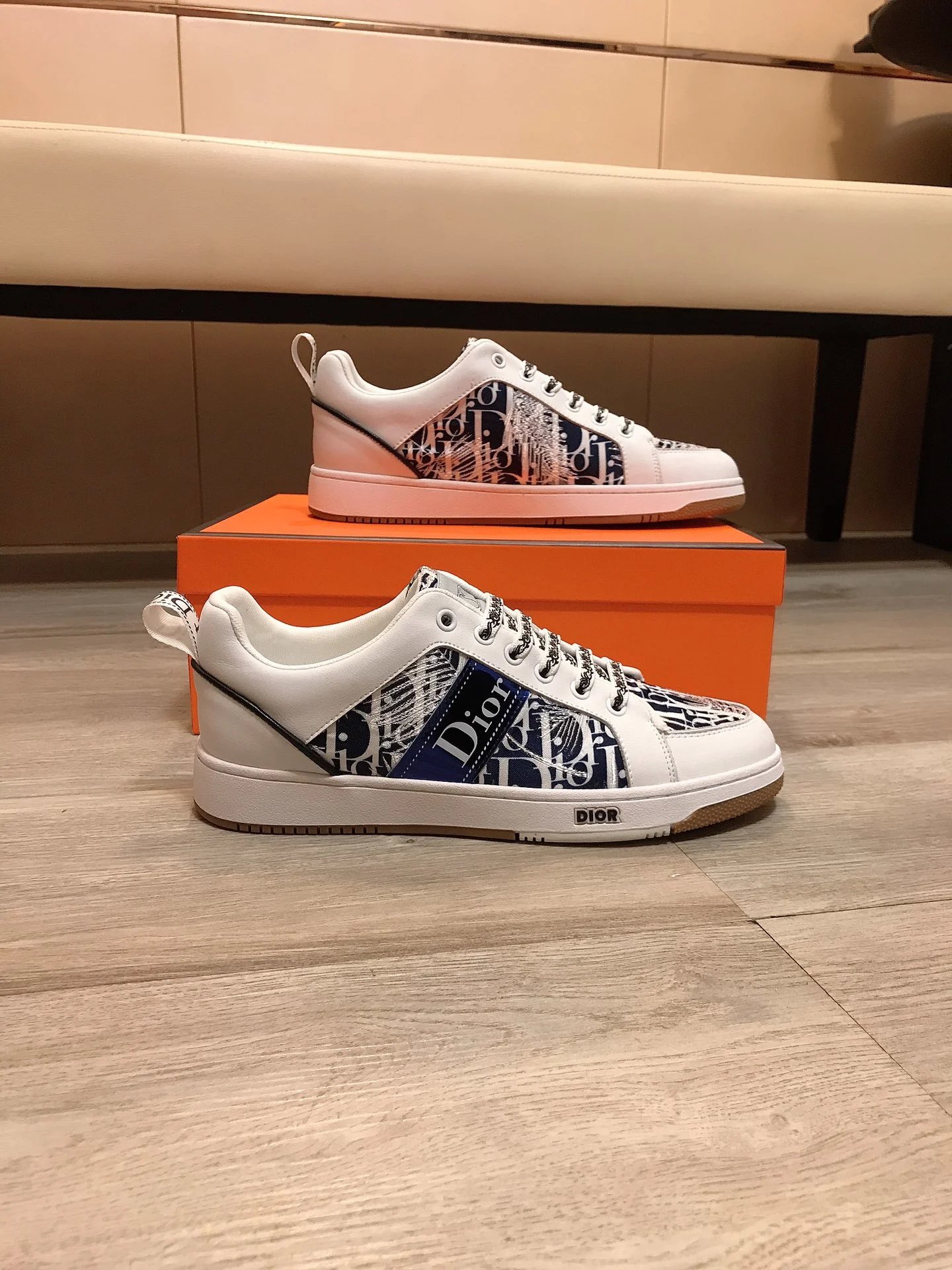 33黑白