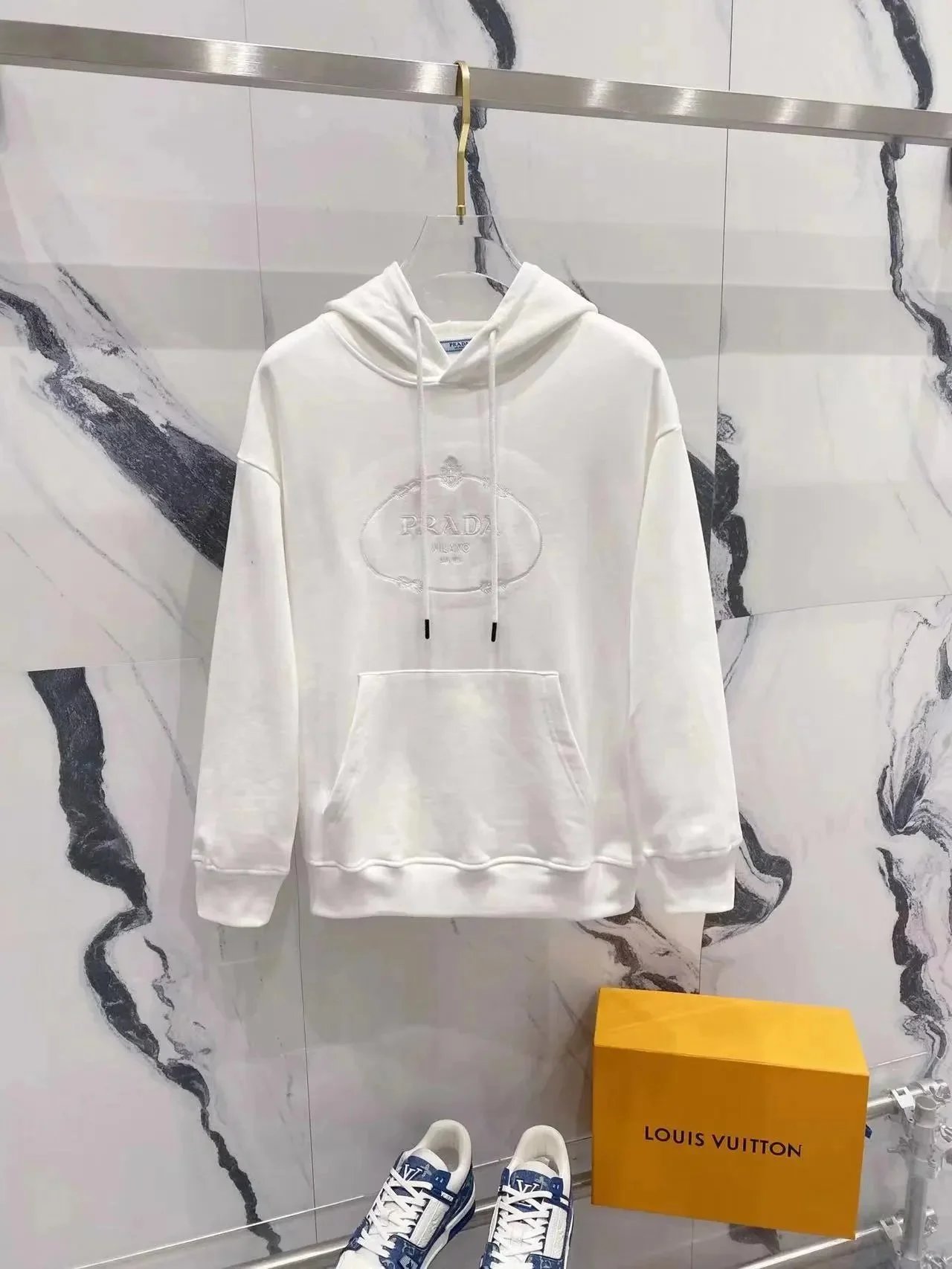 白色卫衣