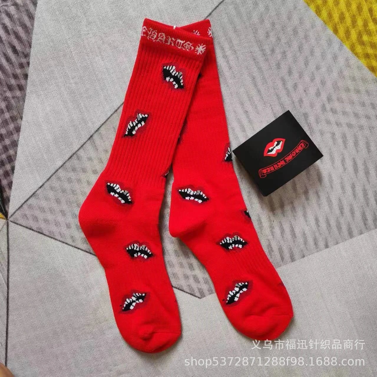红色红唇白字母