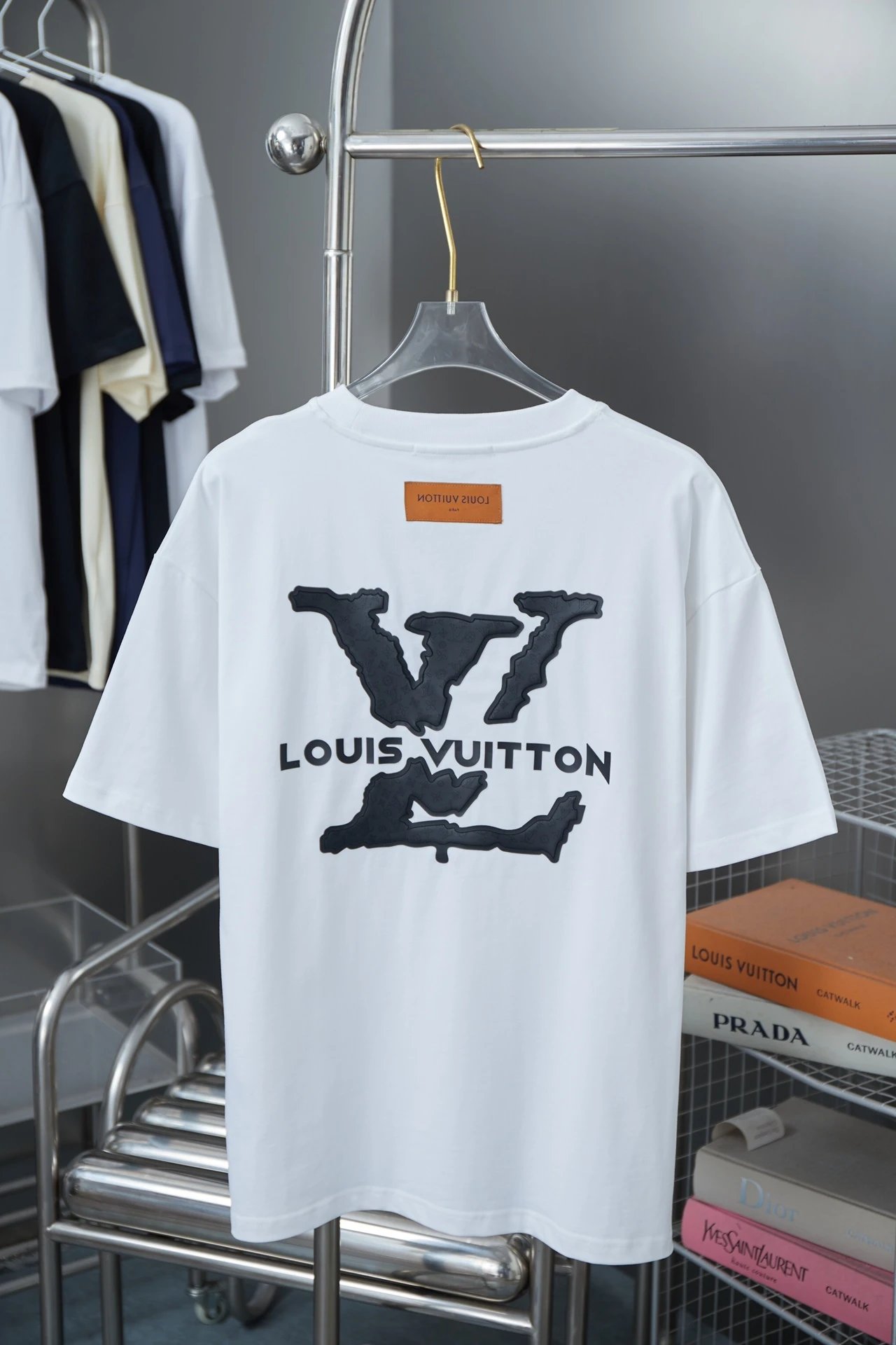 L*ouis  Vuitt*on
