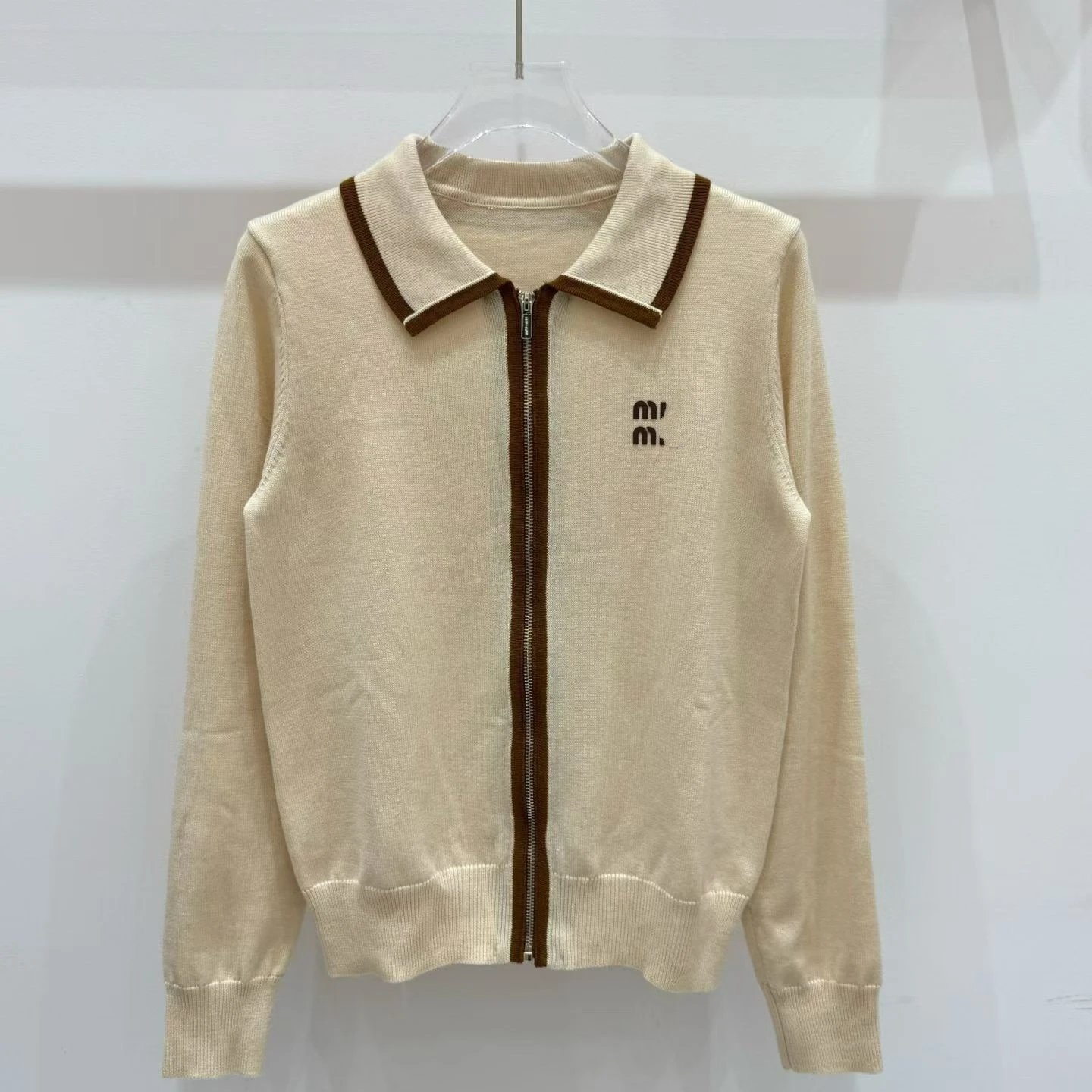 米白色