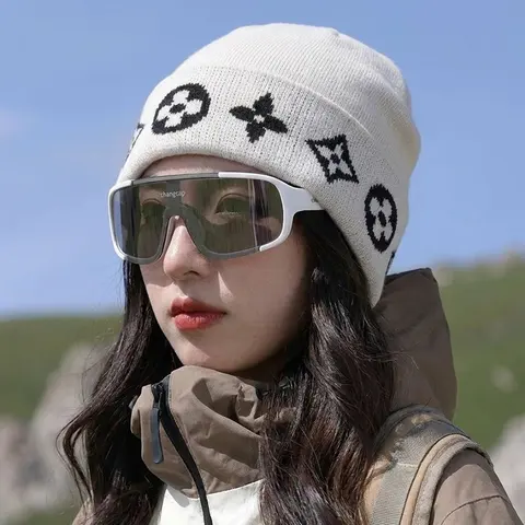 Changep Snow Goggles with White Knit Beanie