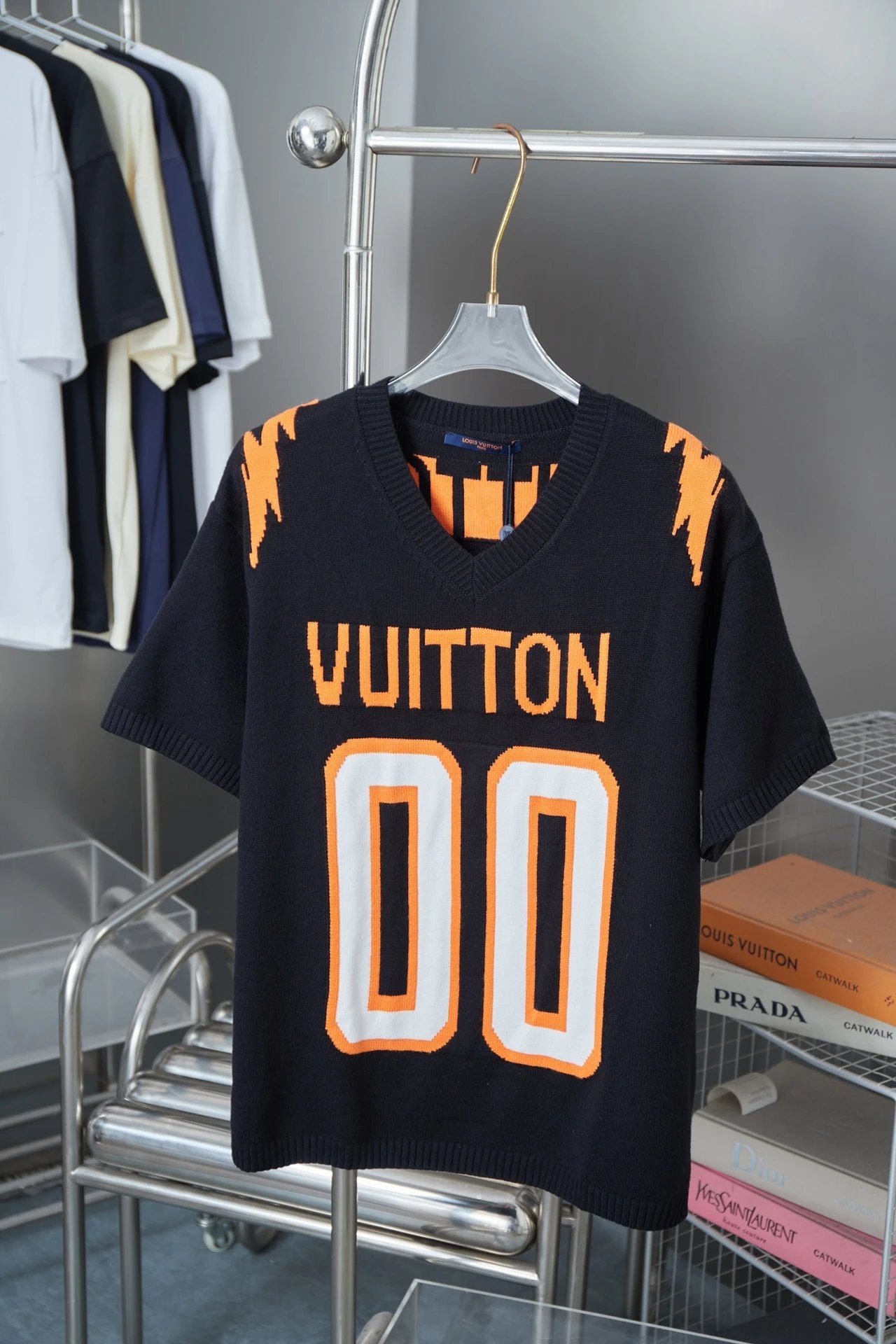 Lo*uis  V*uitton