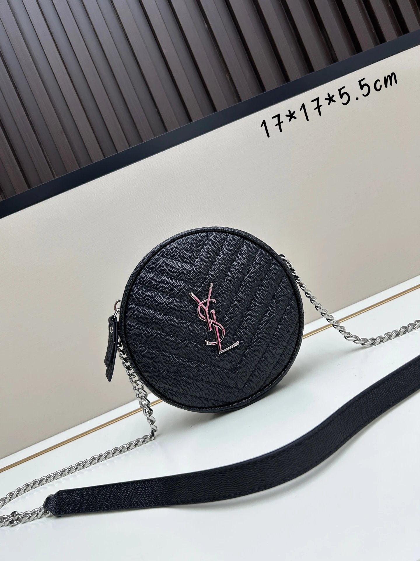 17x17x5.5cm.