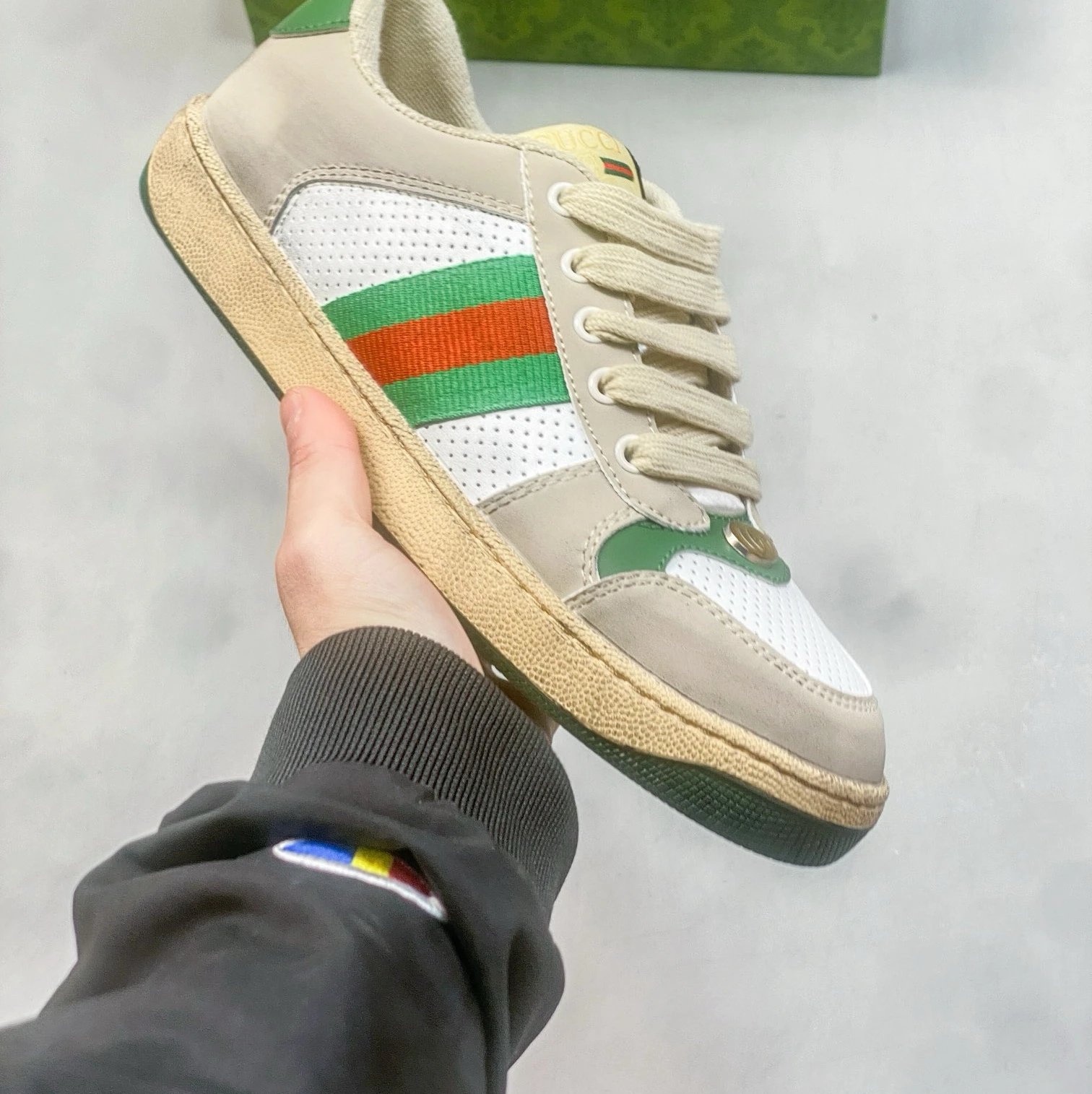 绿尾白绿红