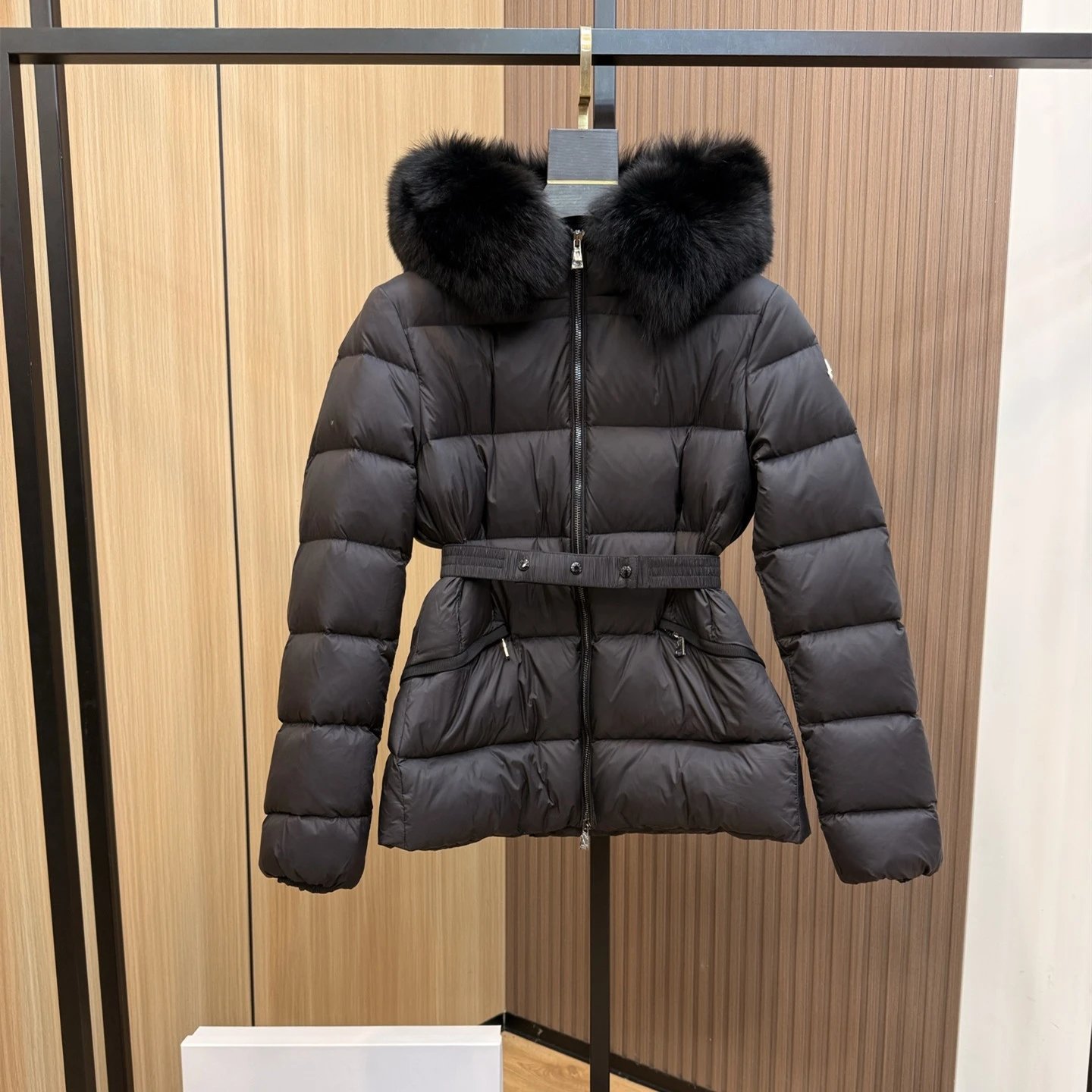 黑色黑领