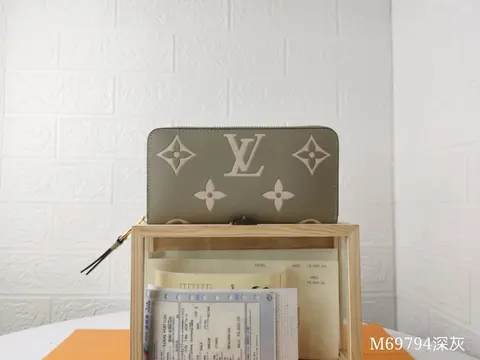 Louis Vuitton M69794 Monogram Canvas Zip Around Wallet