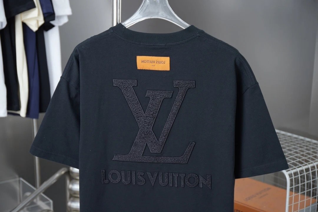 Lou*is  Vuit*ton