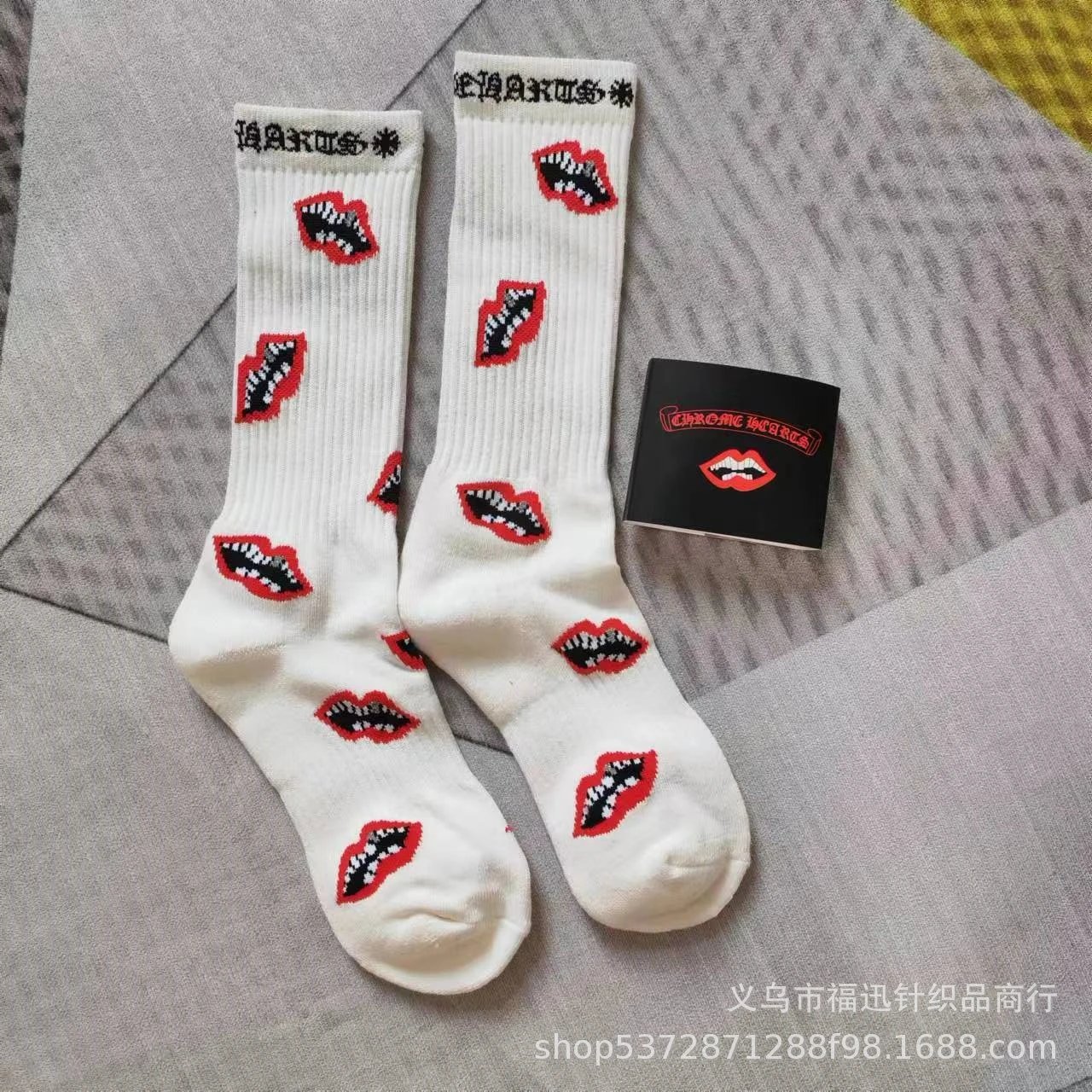白色红唇黑字母