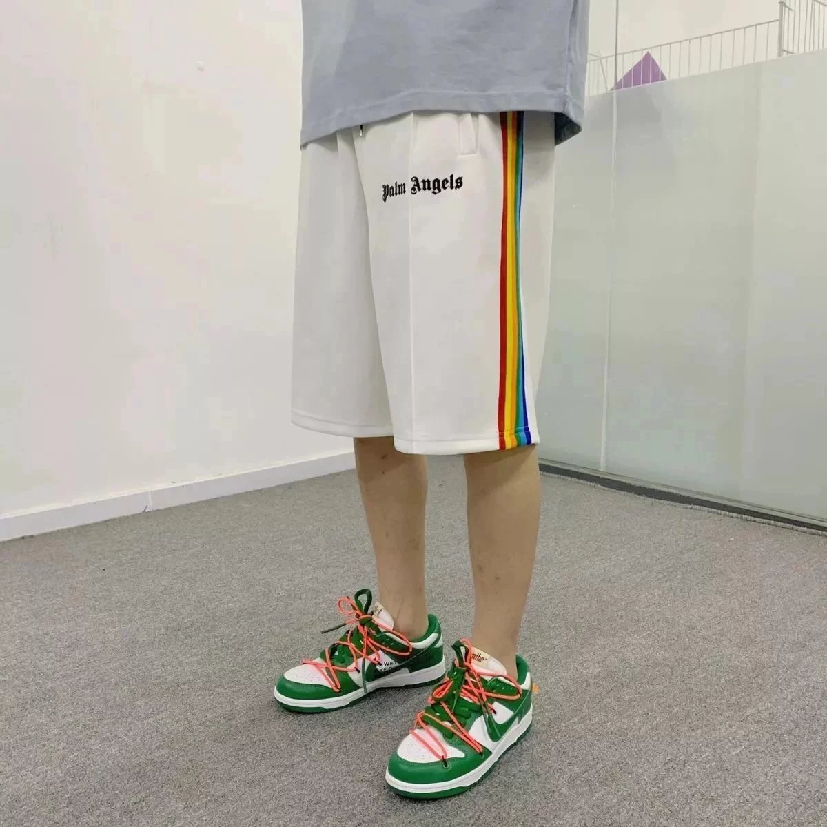 28白色
