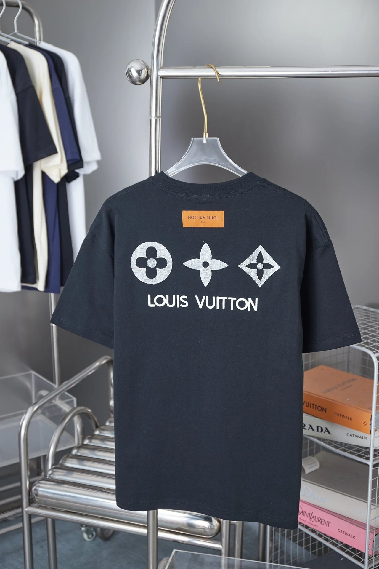 L*OUIS  VUIT*TON
