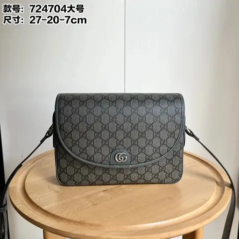 Gucci GG Supreme Shoulder Bag