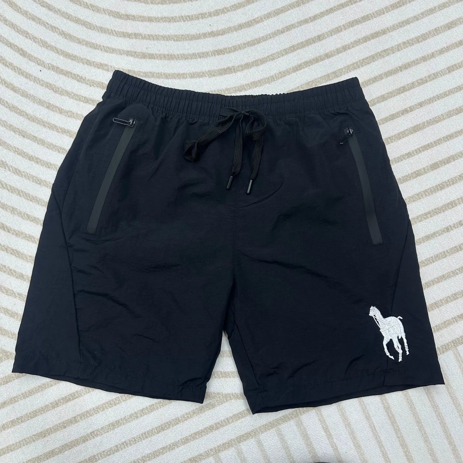 黑色