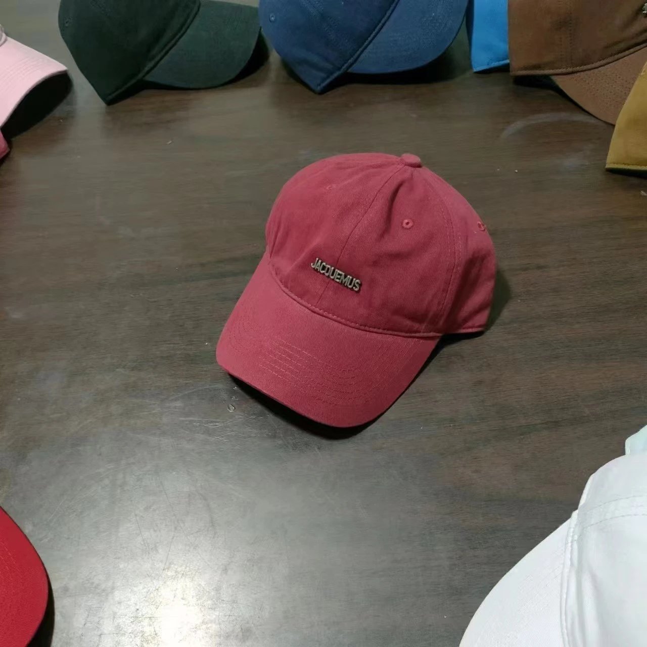 酒红色