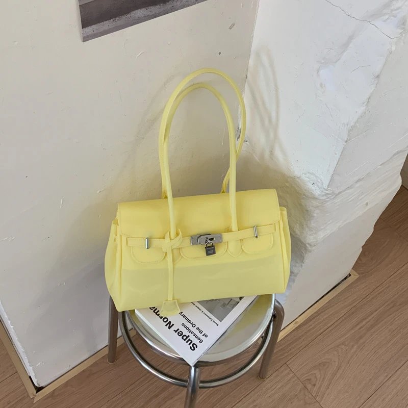 奶黄色