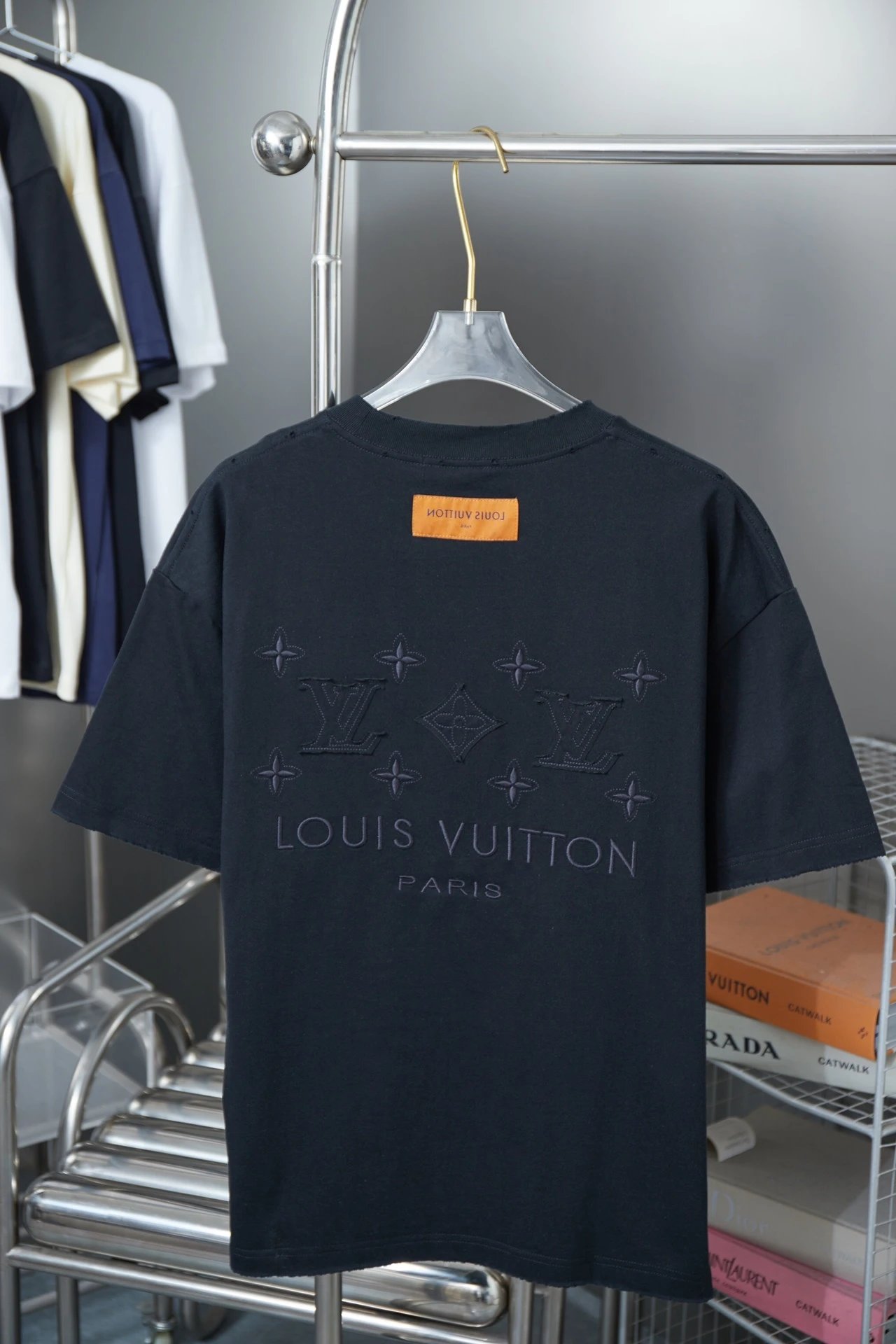 Lou*is  Vu*itton