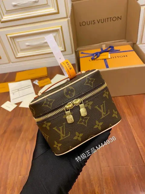 Louis Vuitton Monogram Cosmetic Case M44936