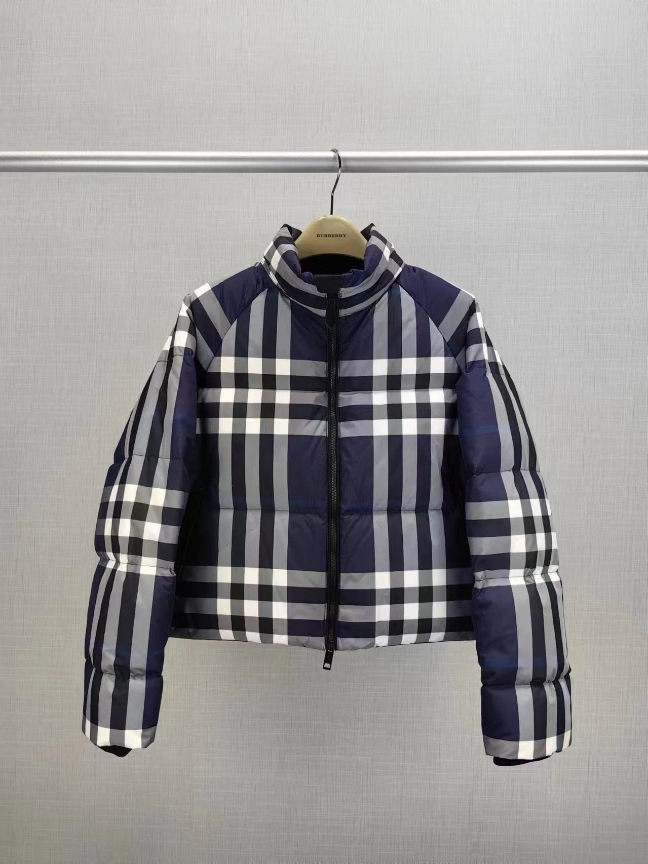 深炭蓝色 Deep charcoal blue