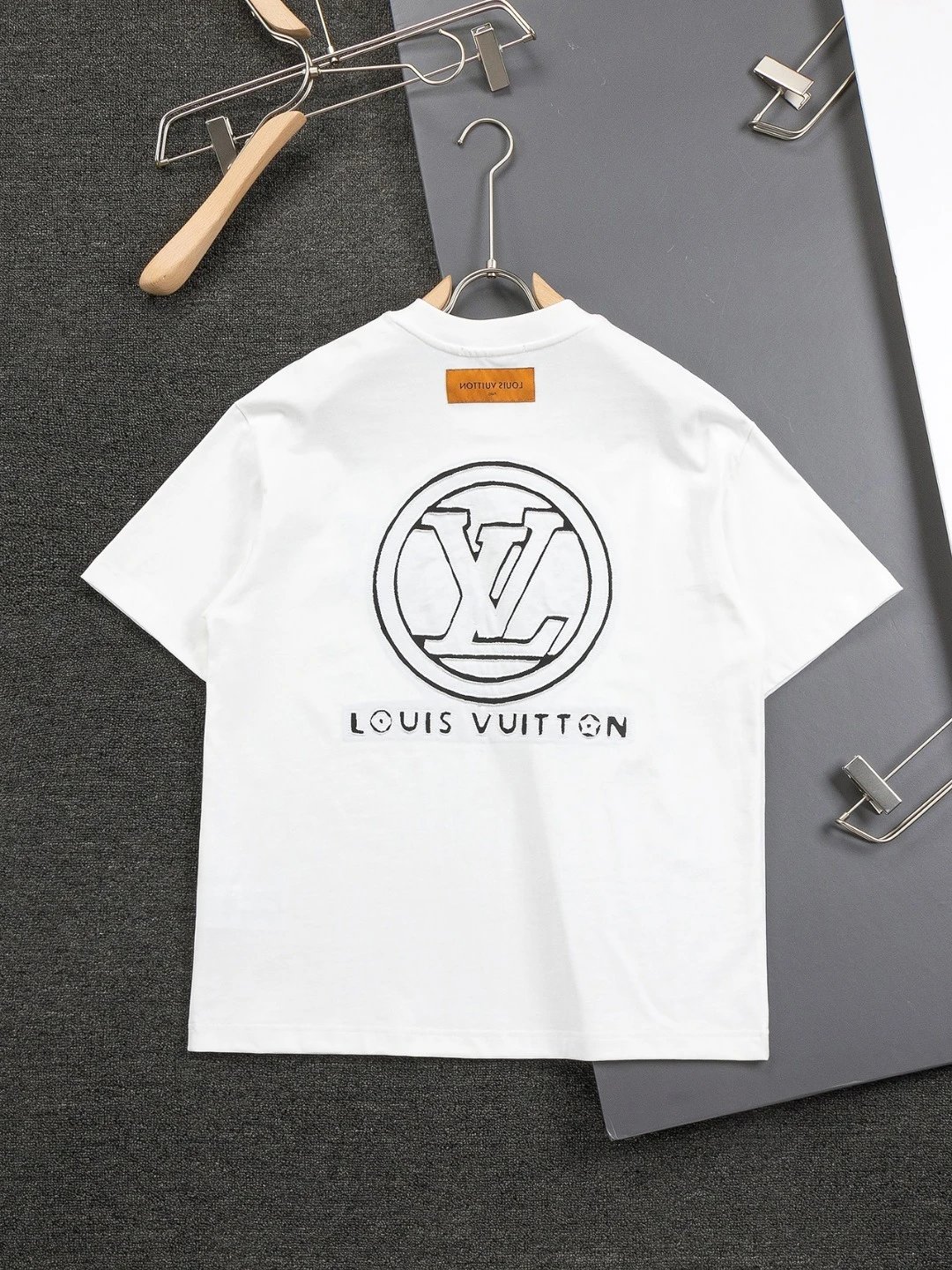 Lo*uis Vuit*ton