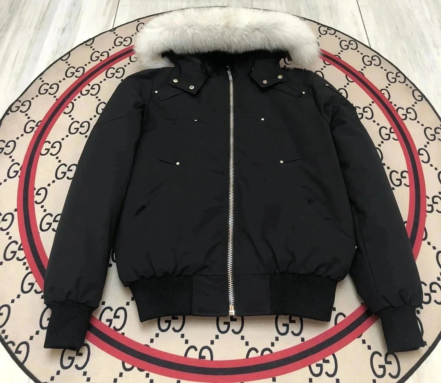 9黑色白毛