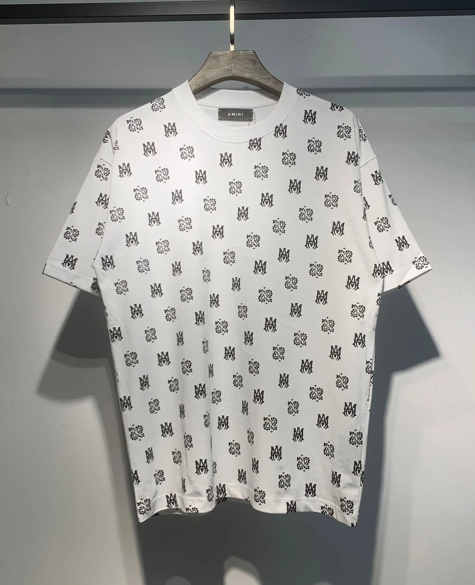 688 白色