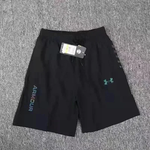 黑色短裤