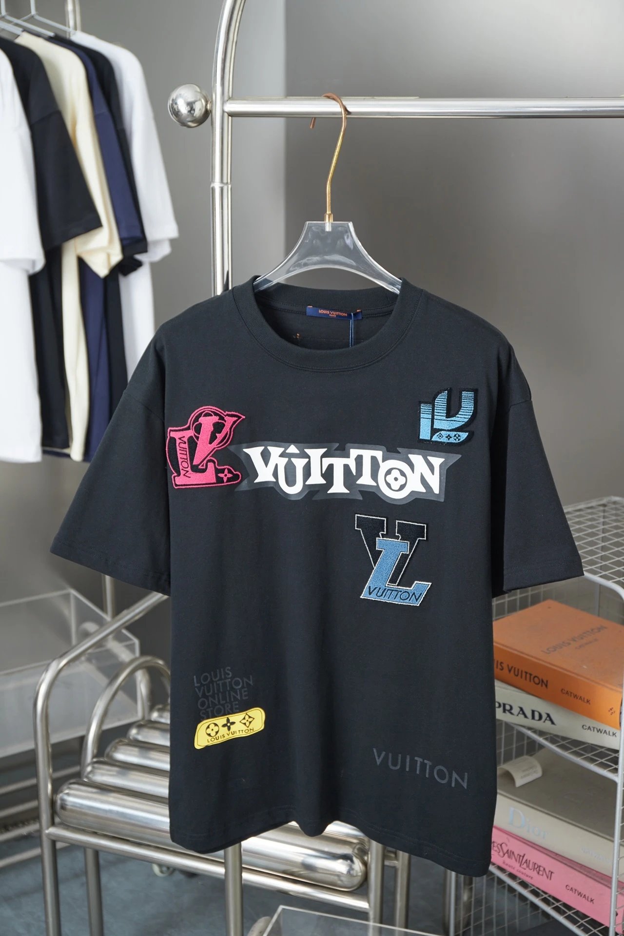 Lou*is Vuit*ton