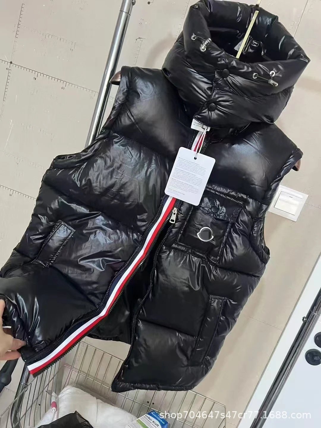 彩条黑色马甲