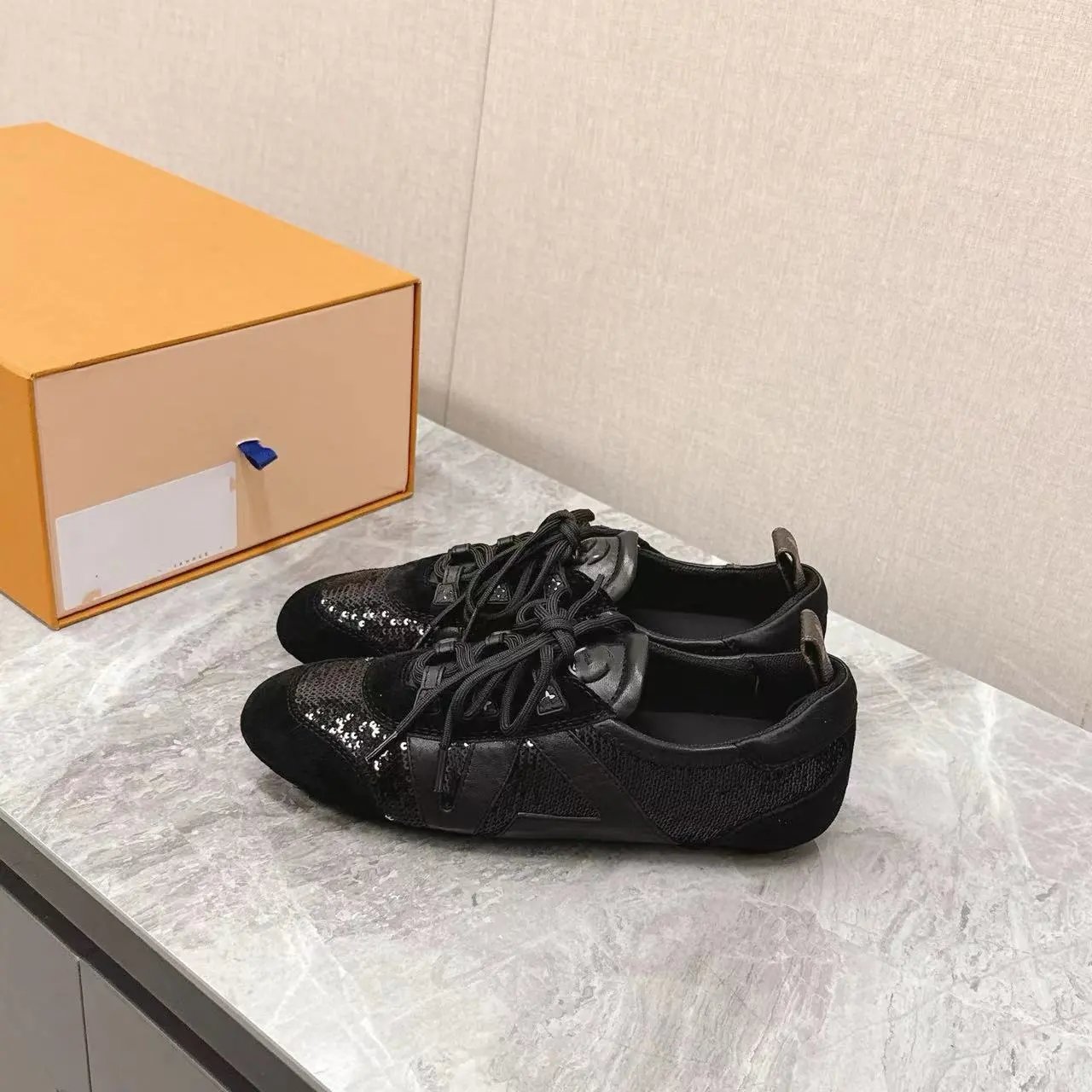 纯黑色
