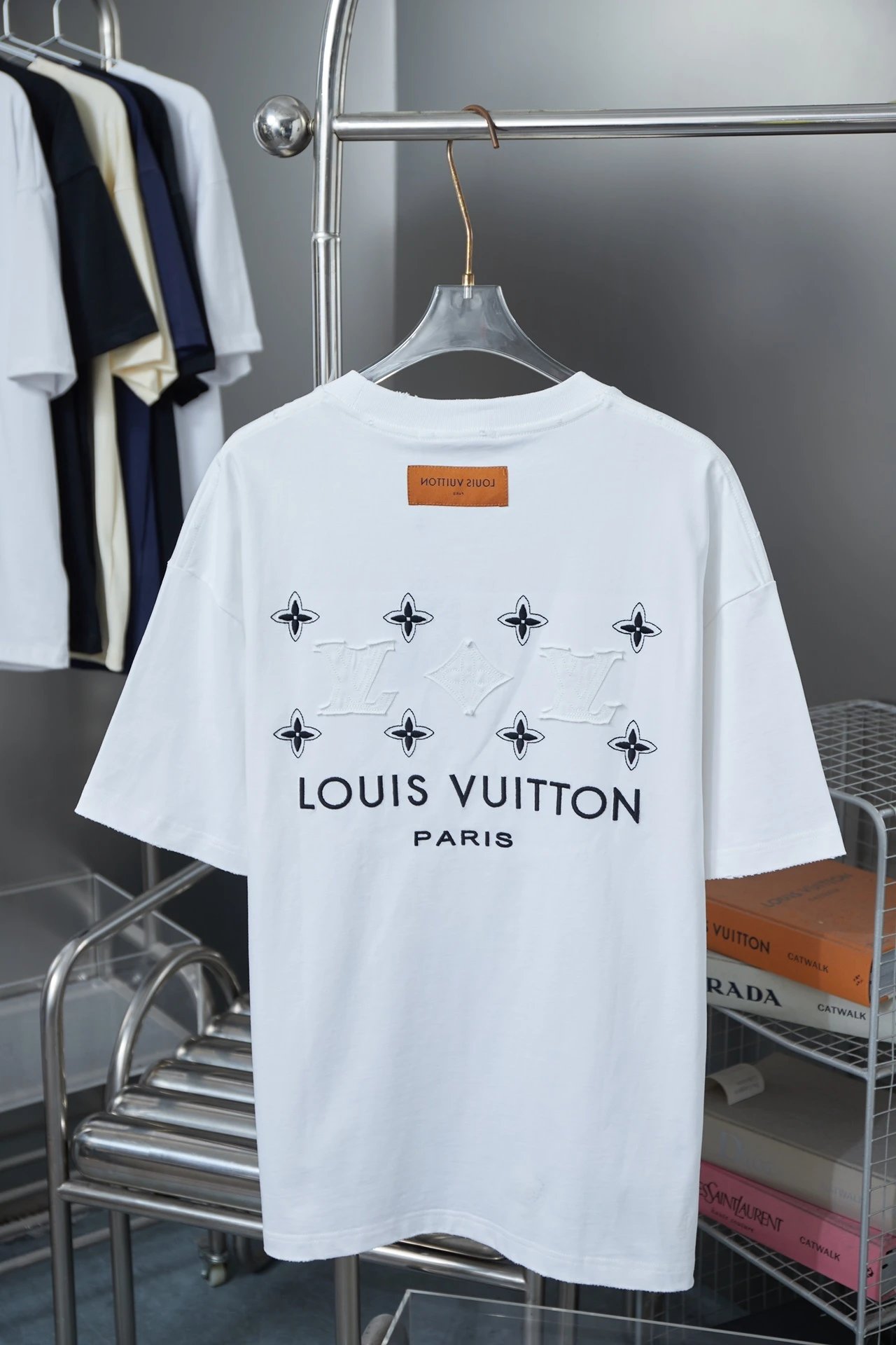 L*ouis  Vuitt*on