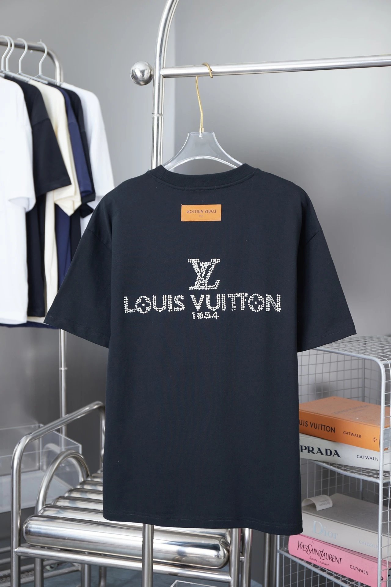 L*OUIS  VU*ITTON
