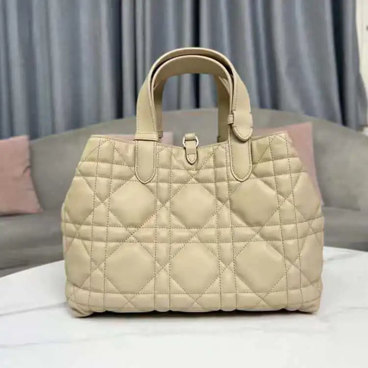 杏色金扣