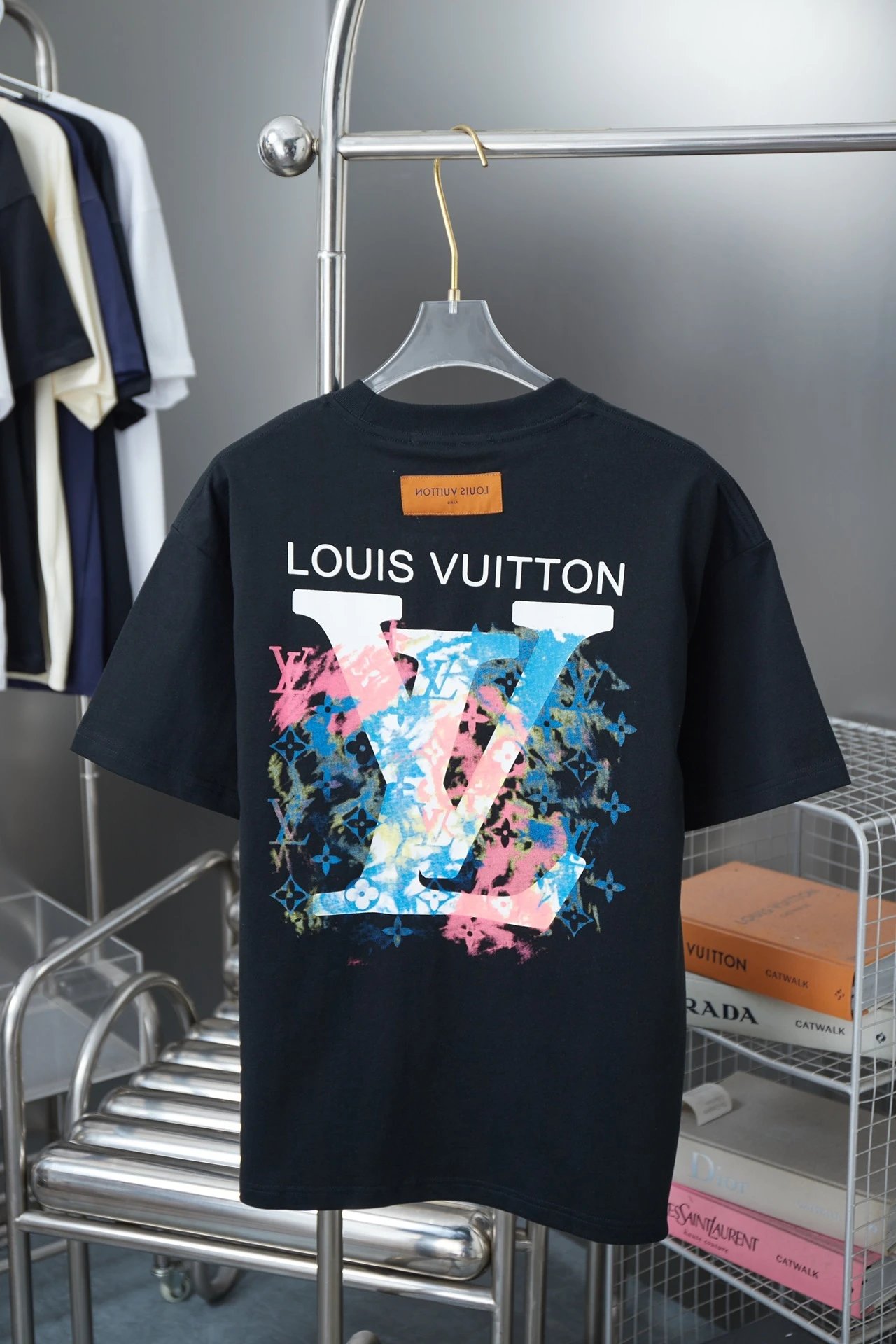 Lo*uis  Vuit*ton