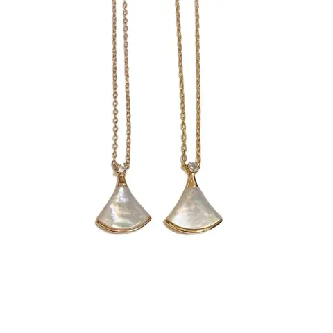 Double-Layer Mother-of-Pearl and Carnelian Necklace with Engraved Gold-Plated White扇-Shaped Pendant