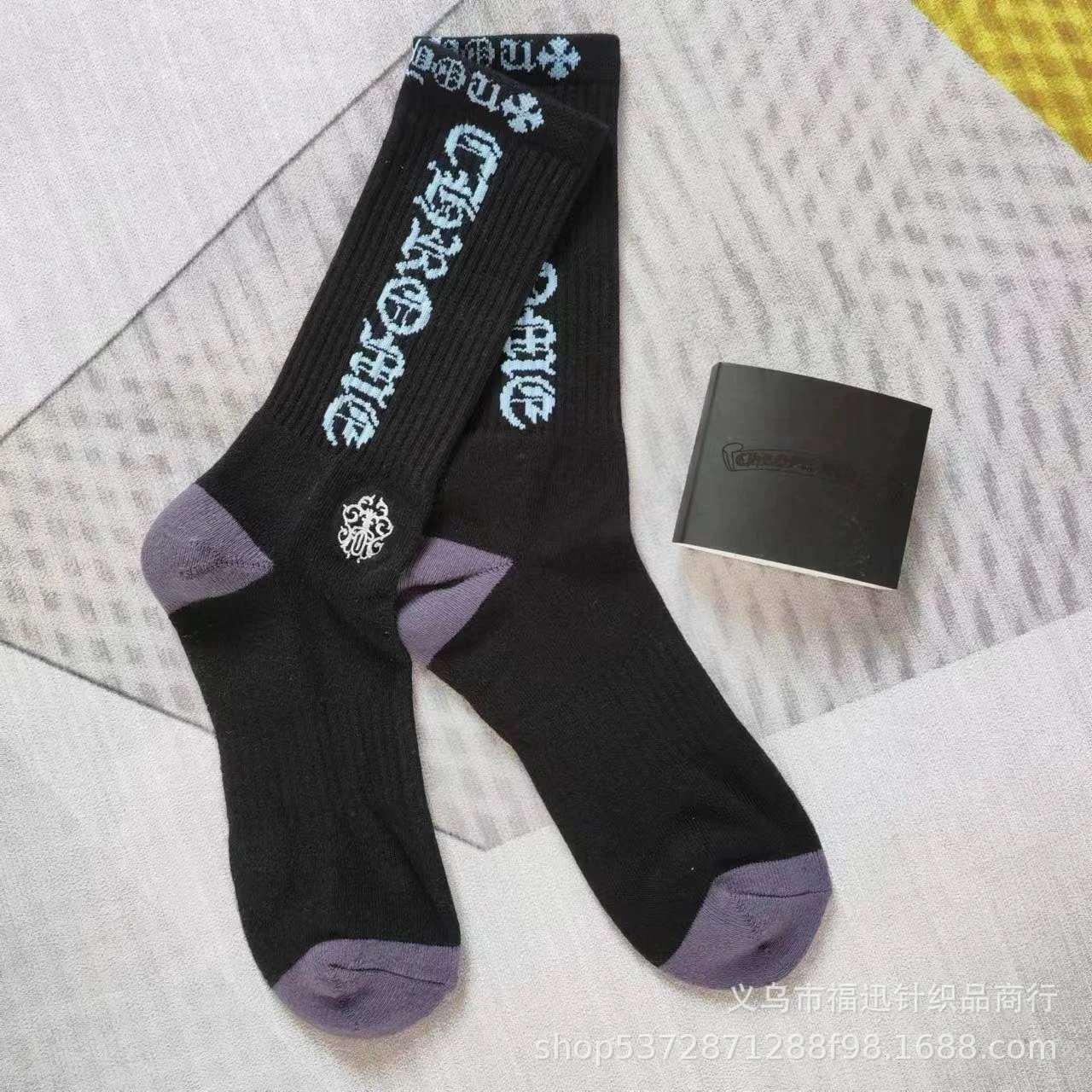 黑底蓝色字母刺绣标