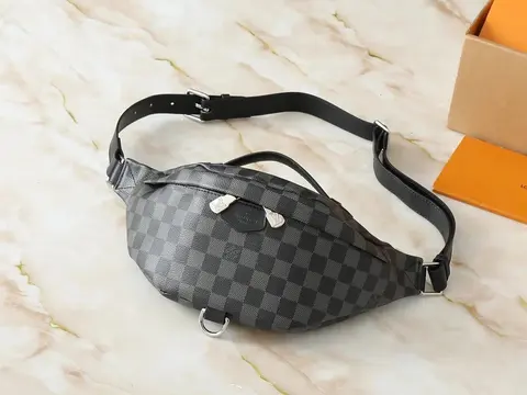 Louis Vuitton Damier Graphite腰包