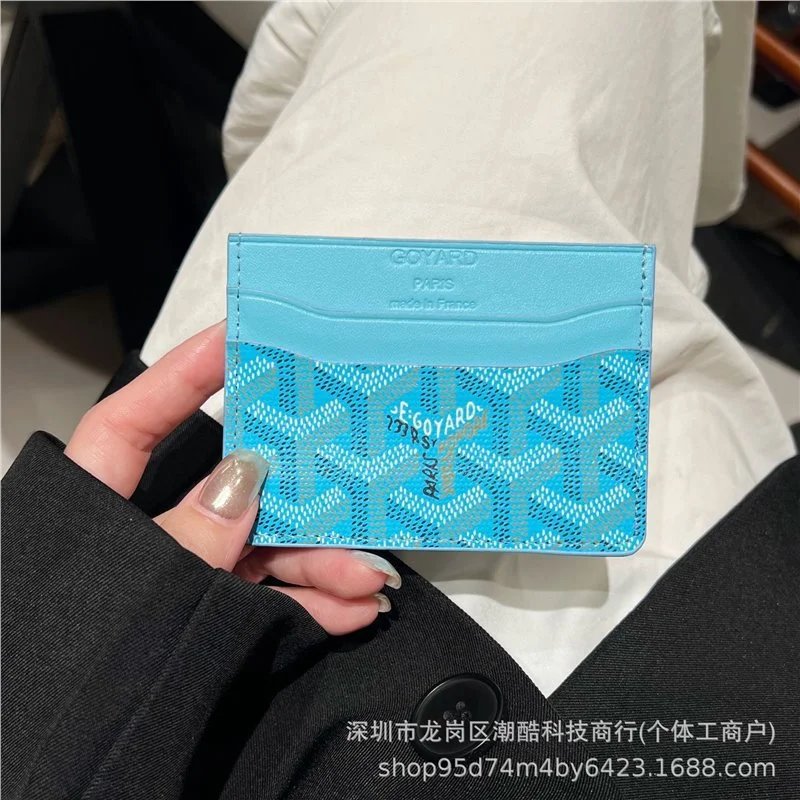 浅蓝色带礼盒