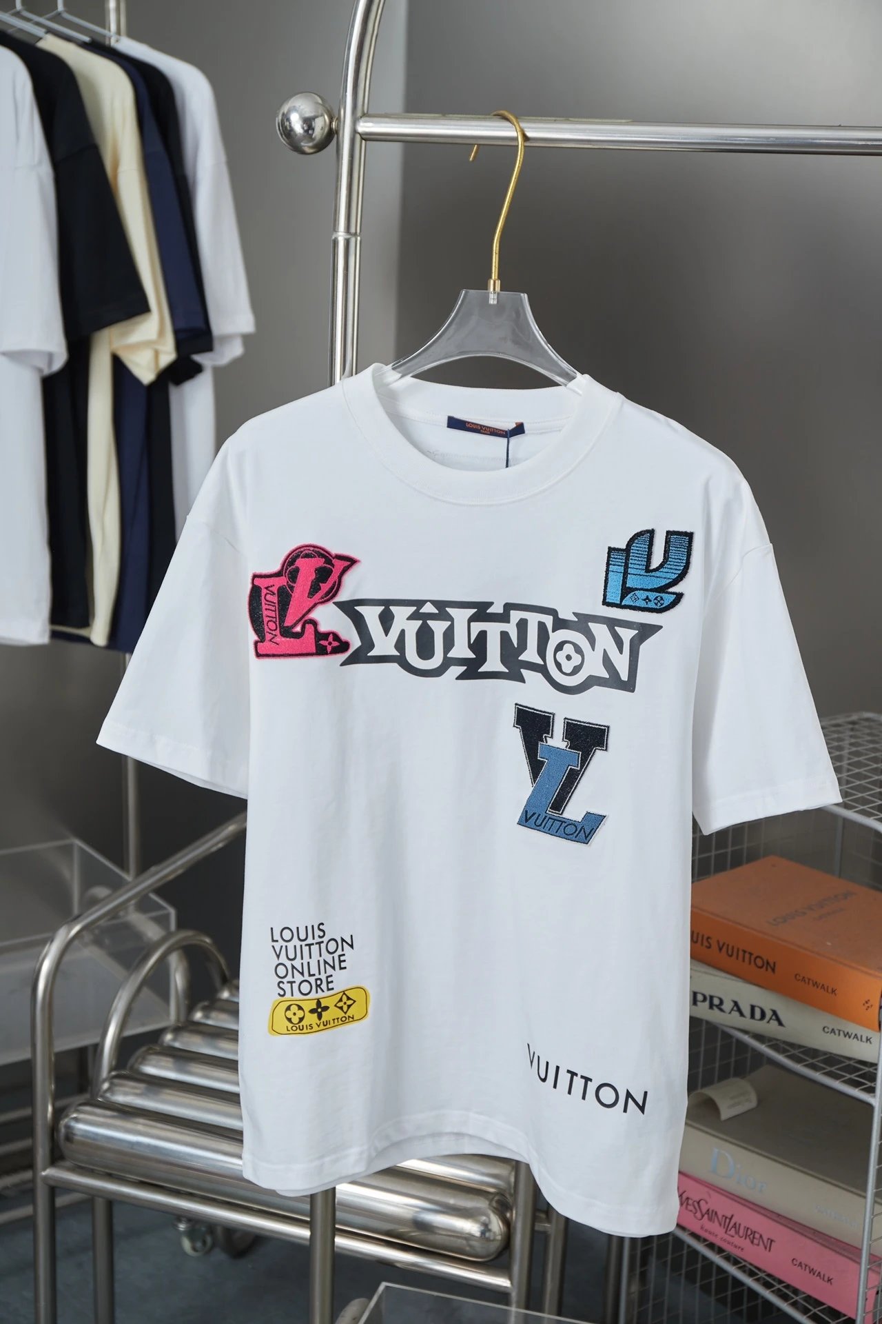 Lou*is  Vuitt*on