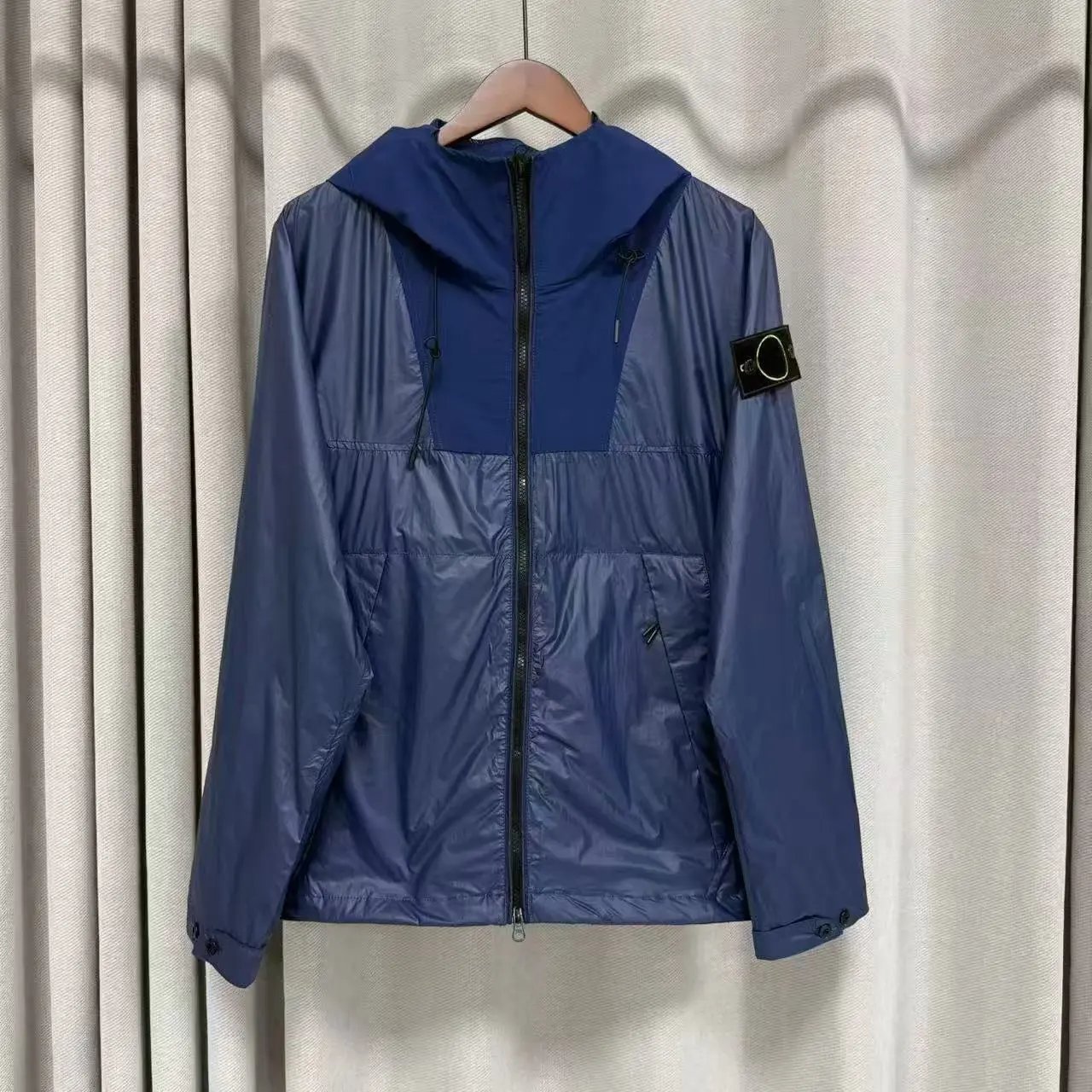 深蓝色
