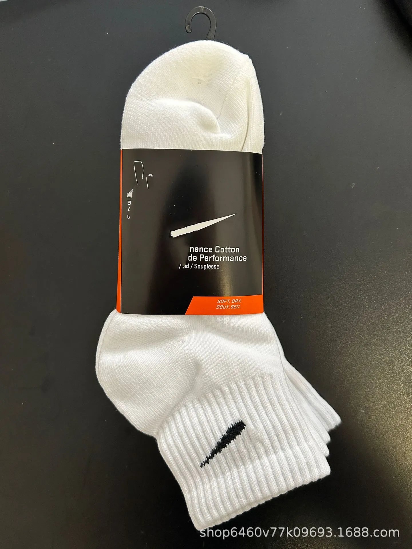 three pairs of  white（towel bottom)