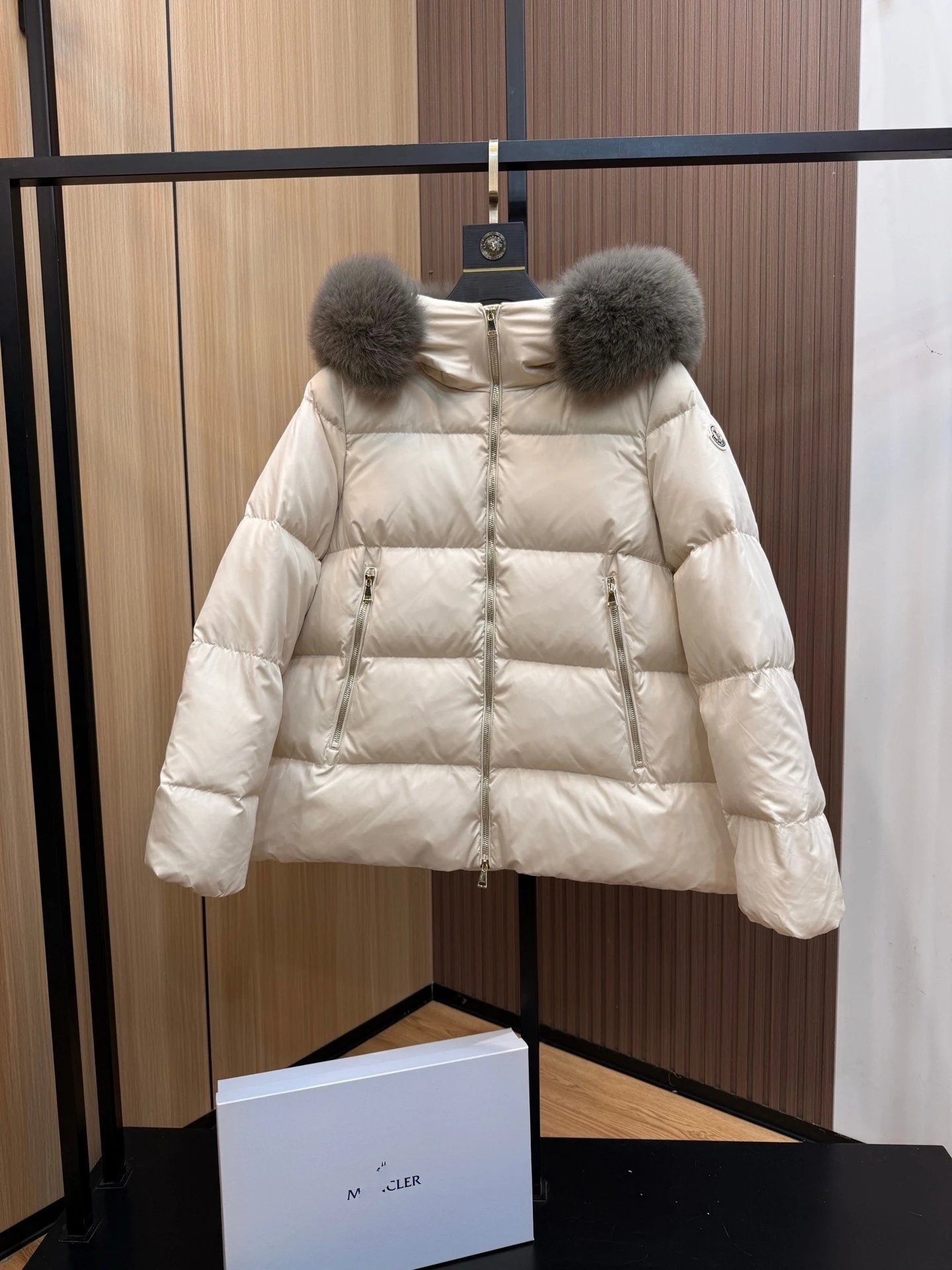 米白色