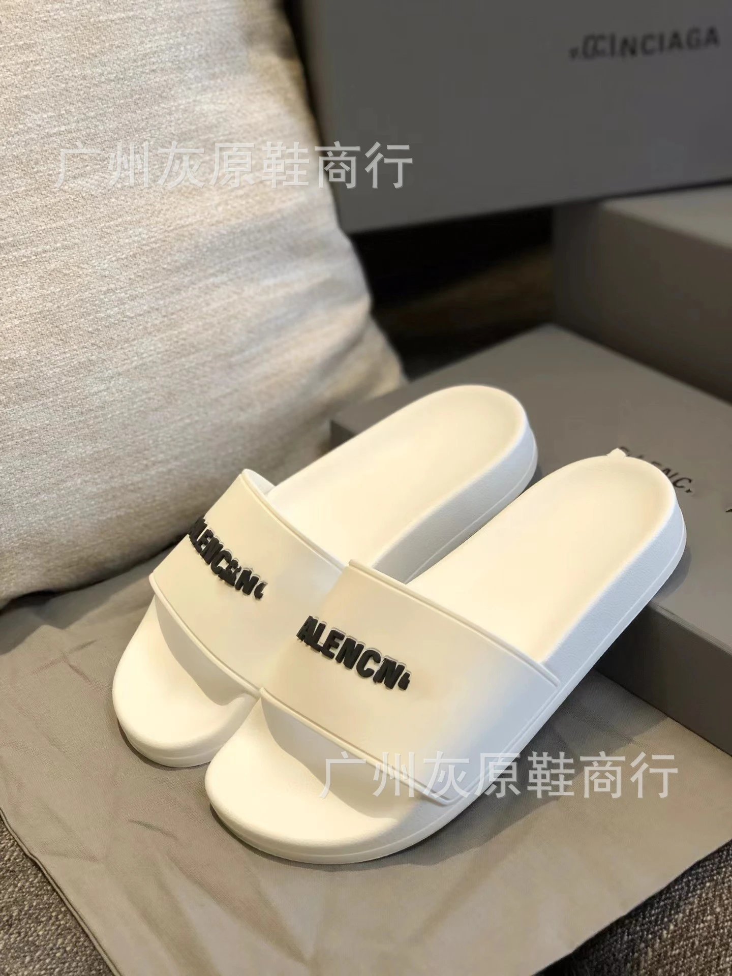 字母白色