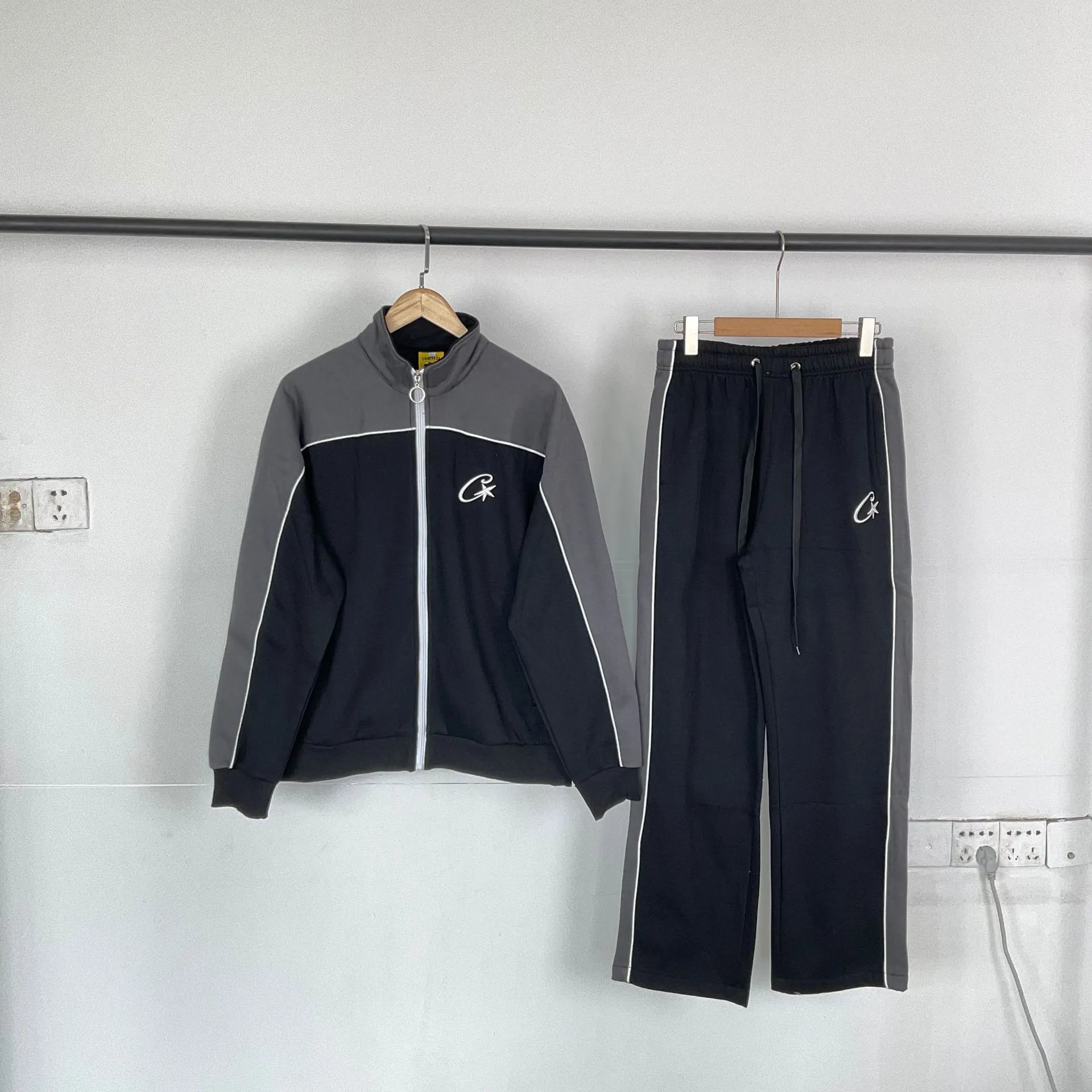 灰拼黑上衣