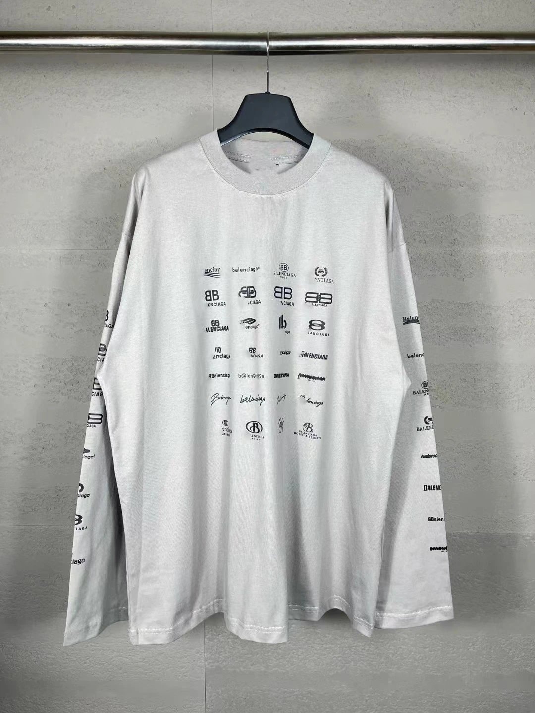 烟灰色